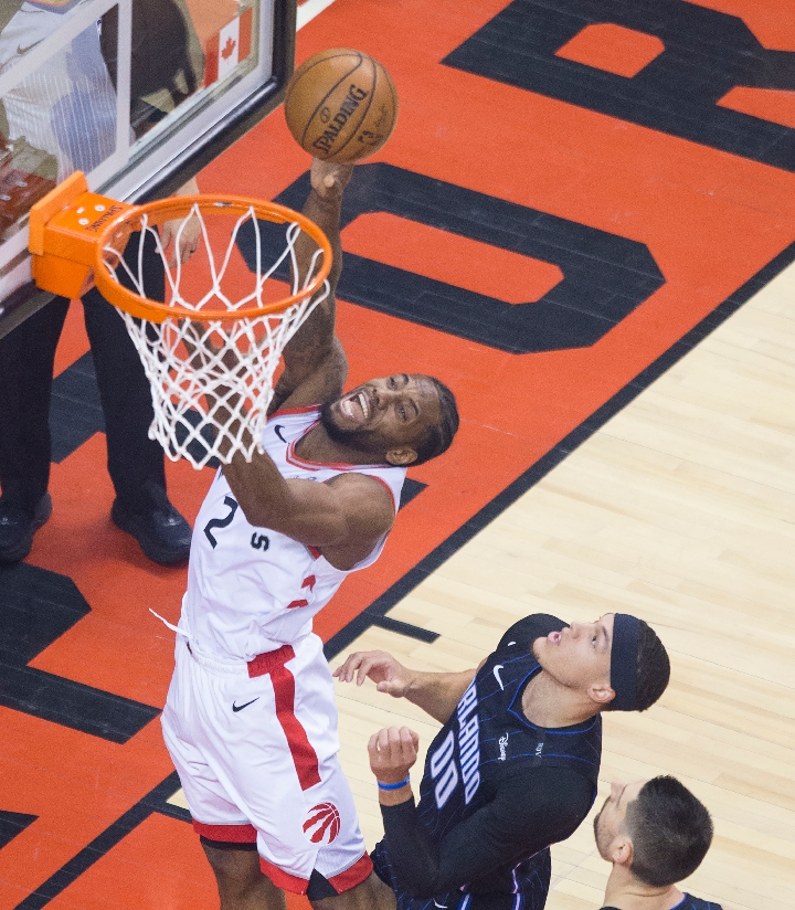 爱游戏APP-马刺险胜辽宁队，利拉德统治全场