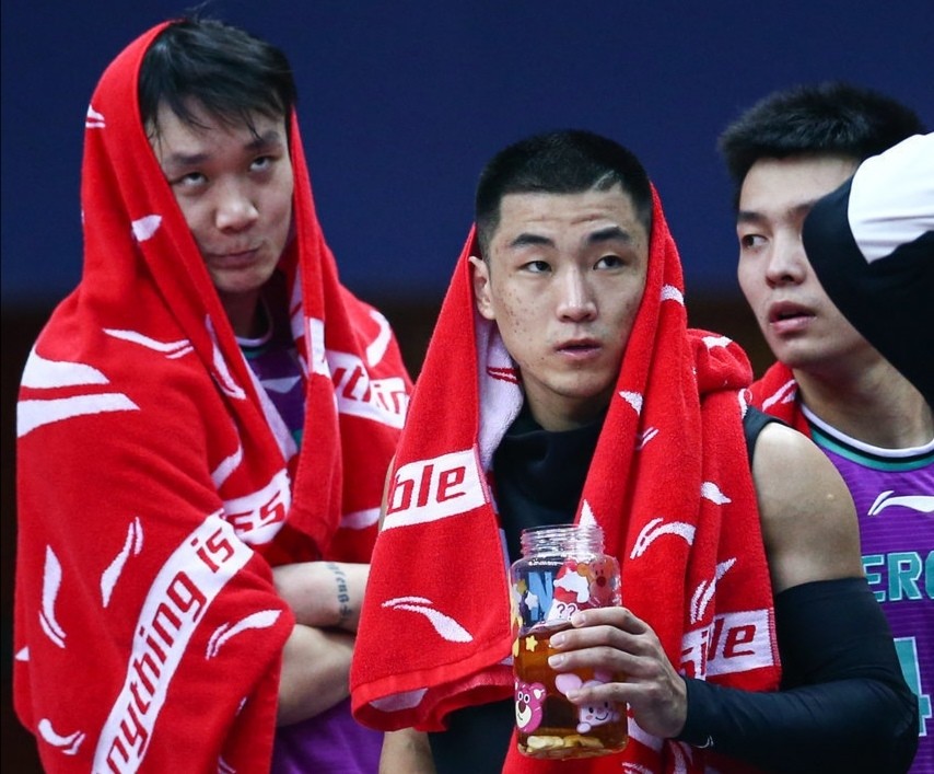 爱游戏在线-快船完胜福建队，高诗岩惊艳四座