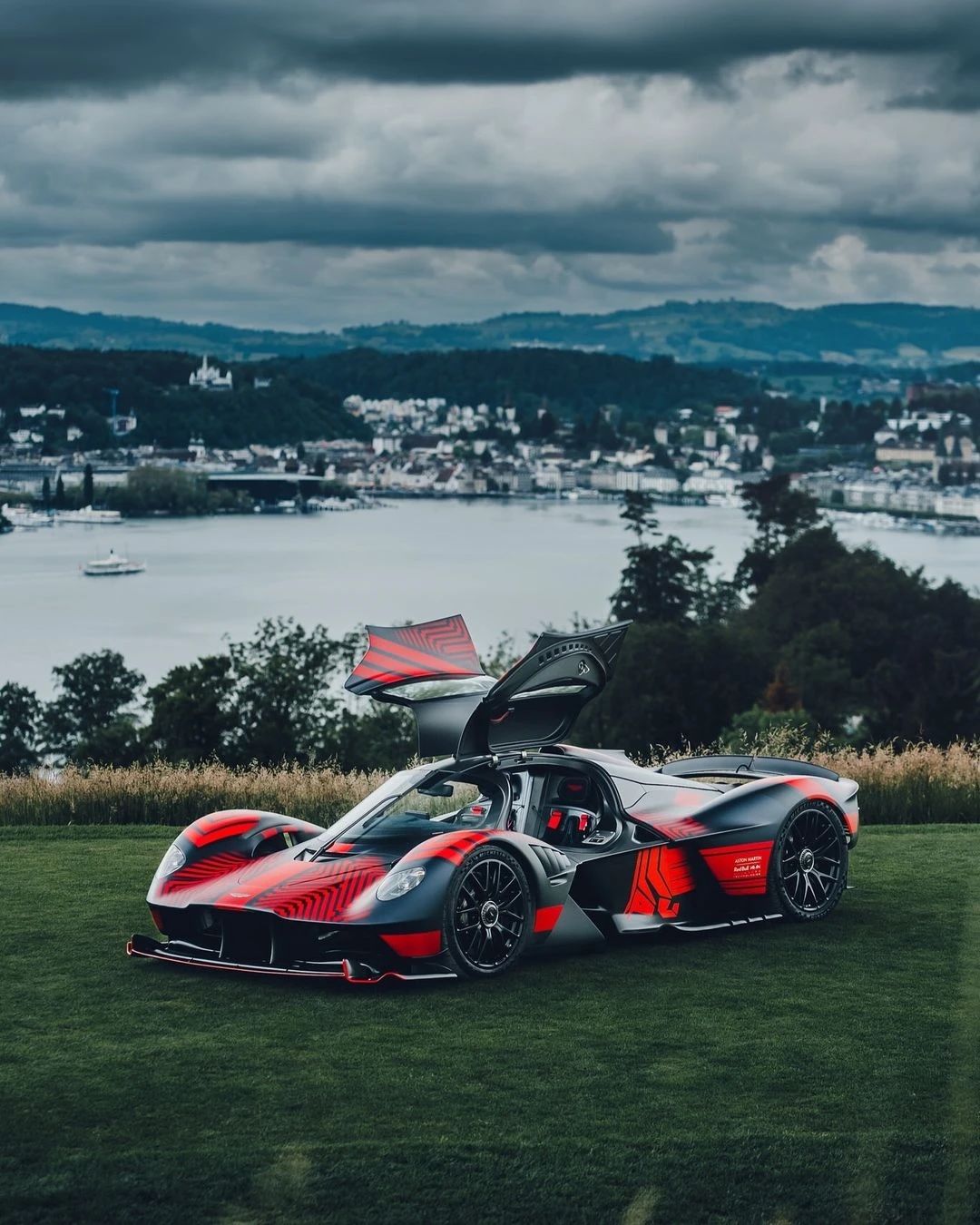 爱游戏大厅-阿斯顿马丁碾压雷诺车队,汉密尔顿高光表现