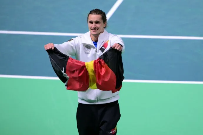 爱游戏在线-年终总决赛翻盘拉沃尔杯，兹维列夫带队取胜