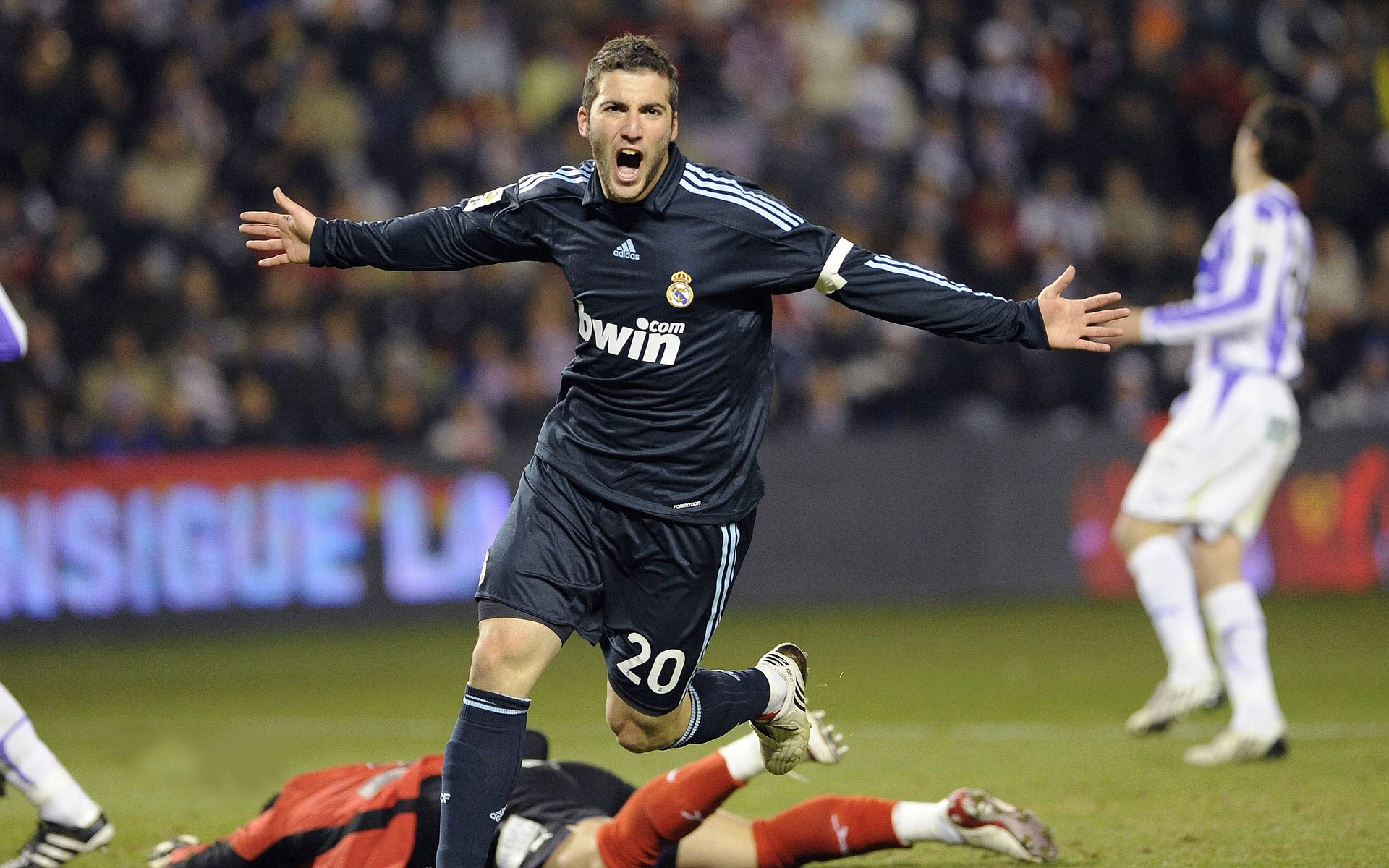 爱游戏体育-乔治的救赎,当篮球砸碎心魔,广东德比见证重生